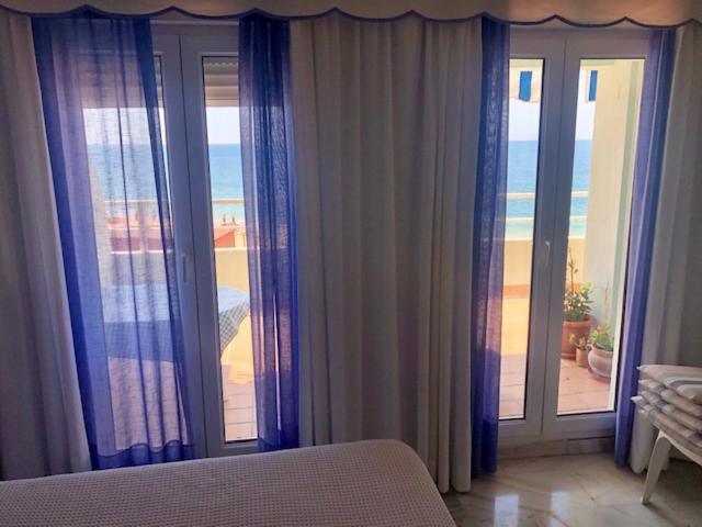Gatu Premium Villa Isabel Terraza,Parking,1ºlinea Playa,Wifi,Vista Al Mar , Preferente Mayores De 25 Anos Y Familias Cádiz Buitenkant foto